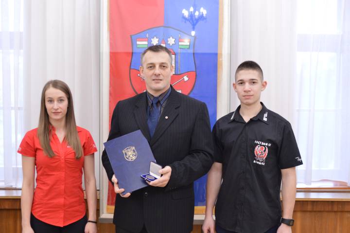 Pantelics Péter edző a két töbszörös Európa Bajnoki dobogós versenyzőivel, Németh Veronikával, és Pantelics Bencével