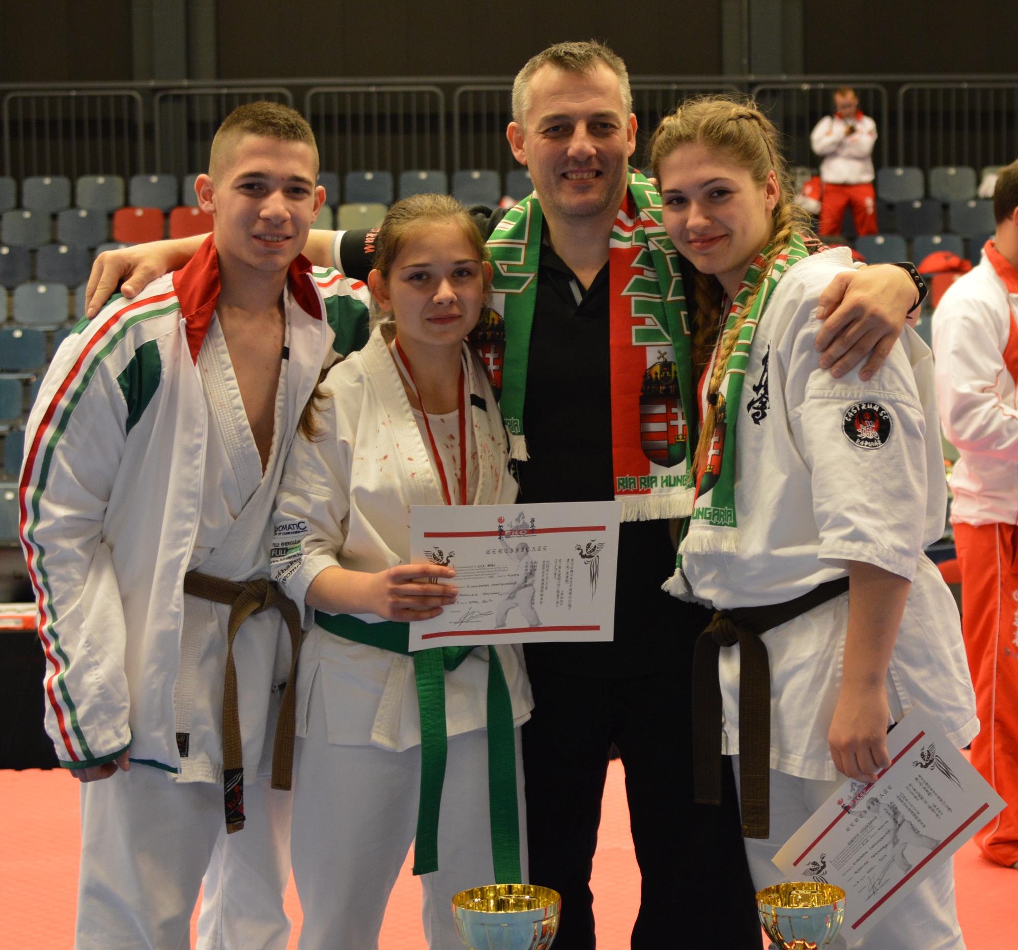 Junior versenyzők és az edző