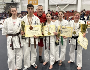 Szücs Hanna, Horváth Levente,  Németh Virág, Serfőző Lia, Szalay Berta. háttérben: Pantelics Péter